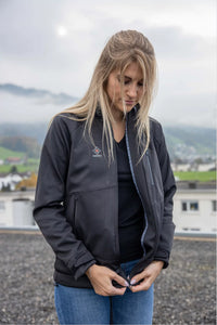 Softshell Jacke Edelweiss Damen von Edelvetica, schwarze Outdoor-Jacke mit grauem Edelweiss-Muster, wasserdicht, winddicht und stilvoll, ideal für Freizeit und Outdoor.