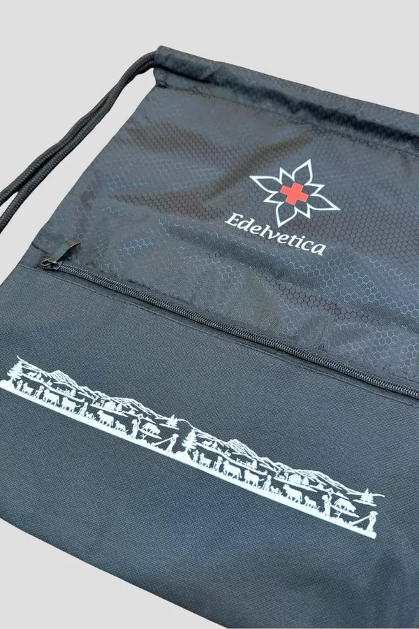 Sportbag Scherenschnitt Edelvetica – hochwertige schwarze Sporttasche mit Schweizer Scherenschnitt-Design, ideal für Freizeit, Arbeit und Sport.