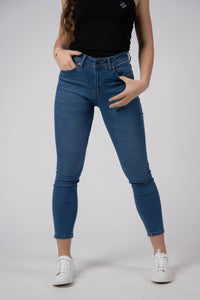 Damen Edelweiss Jeans von Edelvetica, eine modische und vielseitige Jeanshose. Charakterisiert durch einzigartige Edelweiss-Stickereien, die der Jeans eine besondere Note verleihen. Perfekt für einen lässig-eleganten Look, der Tradition und modernen Stil vereint.