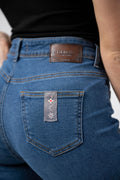 Damen Edelweiss Jeans von Edelvetica, eine modische und vielseitige Jeanshose. Charakterisiert durch einzigartige Edelweiss-Stickereien, die der Jeans eine besondere Note verleihen. Perfekt für einen lässig-eleganten Look, der Tradition und modernen Stil vereint.