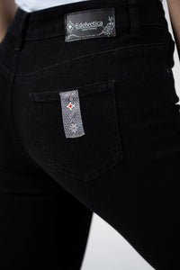 Damen Edelweiss Jeans von Edelvetica, eine modische und vielseitige Jeanshose. Charakterisiert durch einzigartige Edelweiss-Stickereien, die der Jeans eine besondere Note verleihen. Perfekt für einen lässig-eleganten Look, der Tradition und modernen Stil vereint.