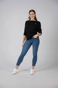 Damen Edelweiss Jeans von Edelvetica, eine modische und vielseitige Jeanshose. Charakterisiert durch einzigartige Edelweiss-Stickereien, die der Jeans eine besondere Note verleihen. Perfekt für einen lässig-eleganten Look, der Tradition und modernen Stil vereint.