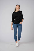 Damen Edelweiss Fledermaus-Shirt von Edelvetica, ein modisches und luftiges Oberteil. Das Shirt kennzeichnet sich durch seinen Fledermausärmel-Stil und ein elegantes Edelweiss-Muster, das Tradition und Modernität vereint. Ideal für einen entspannten, doch stilvollen Look, der sowohl Alltagskomfort als auch einzigartiges Design bietet.