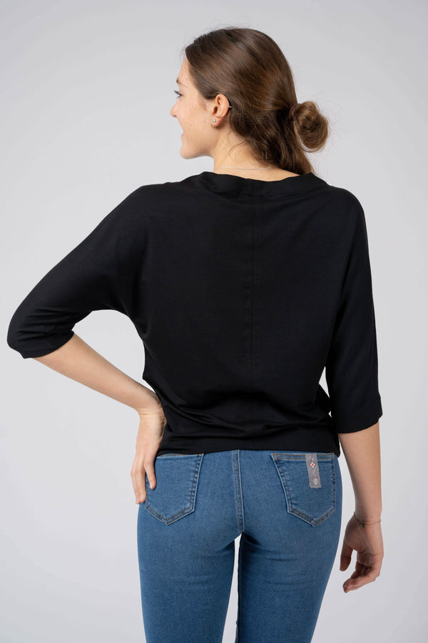 Damen Edelweiss Fledermaus-Shirt von Edelvetica, ein modisches und luftiges Oberteil. Das Shirt kennzeichnet sich durch seinen Fledermausärmel-Stil und ein elegantes Edelweiss-Muster, das Tradition und Modernität vereint. Ideal für einen entspannten, doch stilvollen Look, der sowohl Alltagskomfort als auch einzigartiges Design bietet.