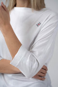 Damen Edelweiss Fledermaus-Shirt von Edelvetica, ein modisches und luftiges Oberteil. Das Shirt kennzeichnet sich durch seinen Fledermausärmel-Stil und ein elegantes Edelweiss-Muster, das Tradition und Modernität vereint. Ideal für einen entspannten, doch stilvollen Look, der sowohl Alltagskomfort als auch einzigartiges Design bietet.
