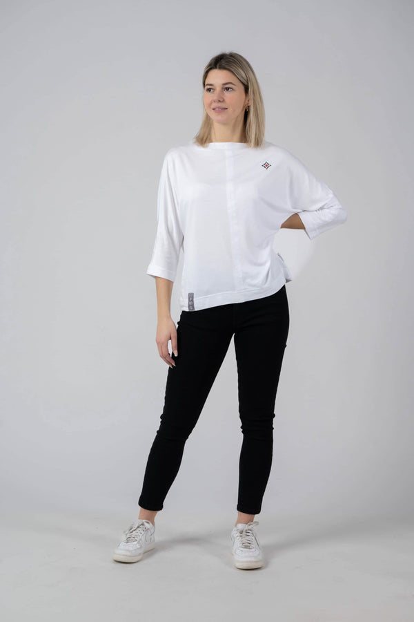 Damen Edelweiss Fledermaus-Shirt von Edelvetica, ein modisches und luftiges Oberteil. Das Shirt kennzeichnet sich durch seinen Fledermausärmel-Stil und ein elegantes Edelweiss-Muster, das Tradition und Modernität vereint. Ideal für einen entspannten, doch stilvollen Look, der sowohl Alltagskomfort als auch einzigartiges Design bietet.