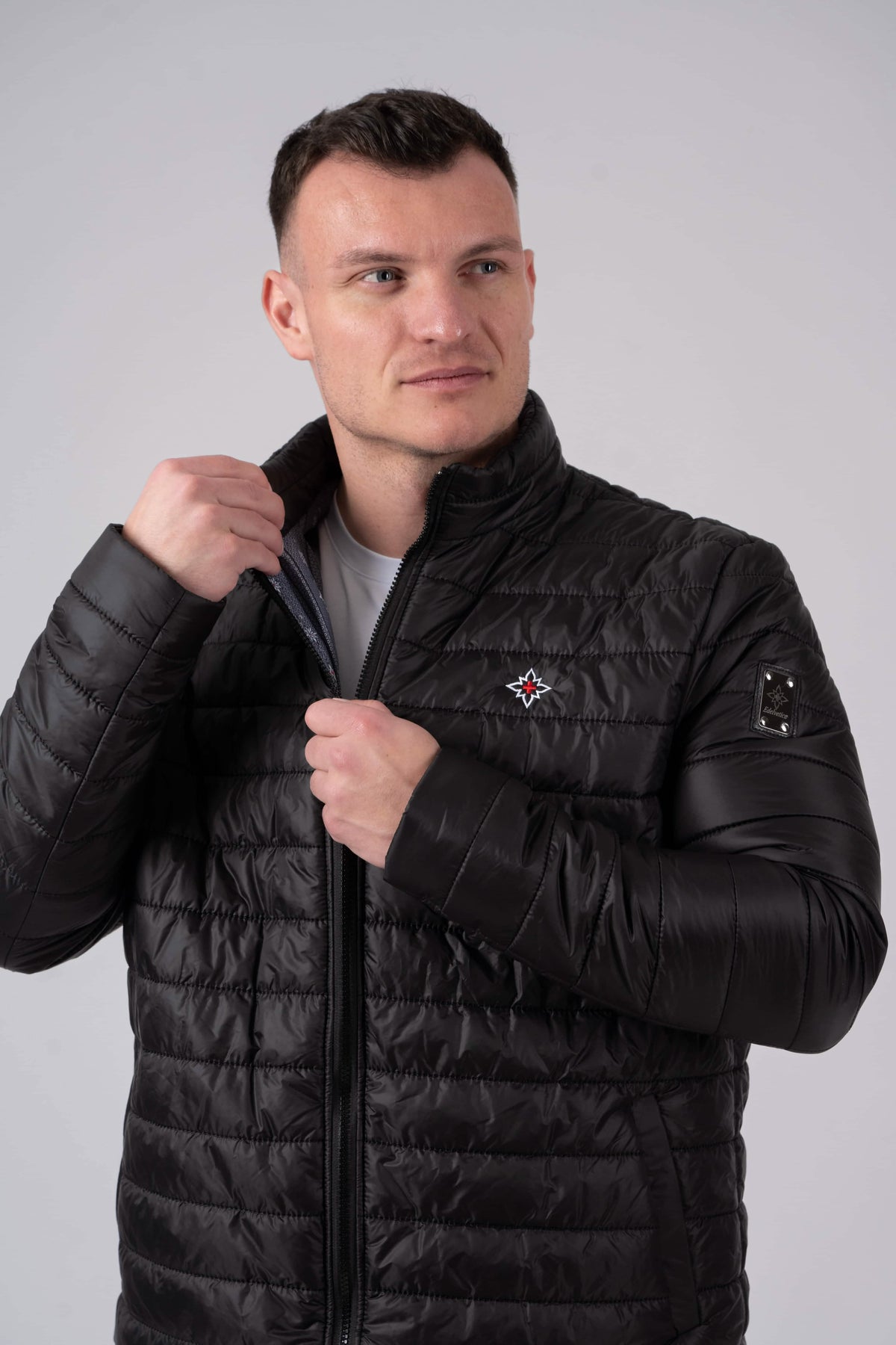 Herren Edelweiss Übergangsjacke von Edelvetica, eine elegante und funktionale Jacke. Sie zeichnet sich durch das charakteristische Edelweiss-Design aus, das stilvolle Akzente setzt. Ideal für die Übergangszeit, vereint die Jacke Komfort mit modischem Ausdruck und eignet sich perfekt für vielseitige Outfits.