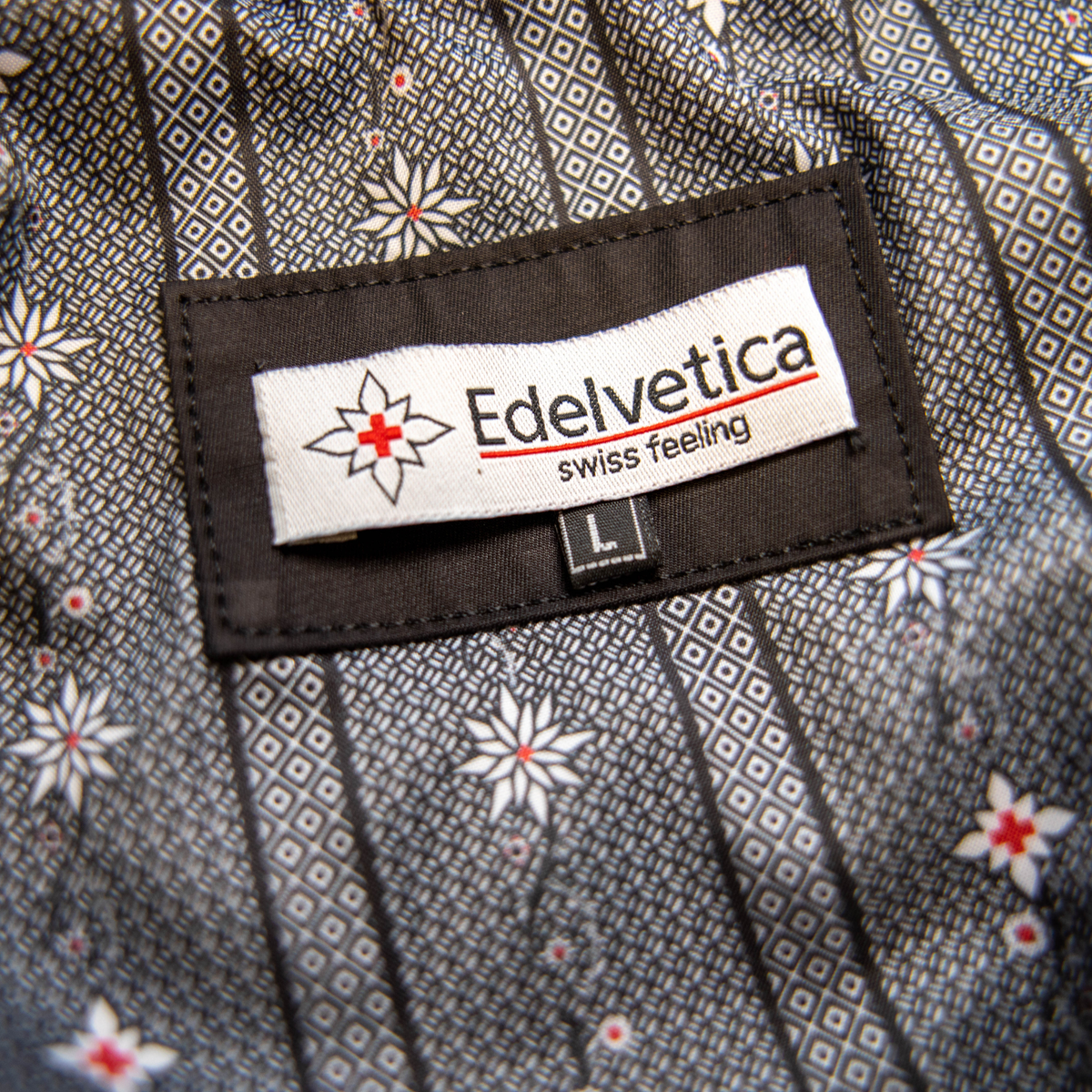 Damen Edelweiss Übergangsjacke von Edelvetica, eine elegante und funktionale Jacke. Sie zeichnet sich durch das charakteristische Edelweiss-Design aus, das stilvolle Akzente setzt. Ideal für die Übergangszeit, vereint die Jacke Komfort mit modischem Ausdruck und eignet sich perfekt für vielseitige Outfits.